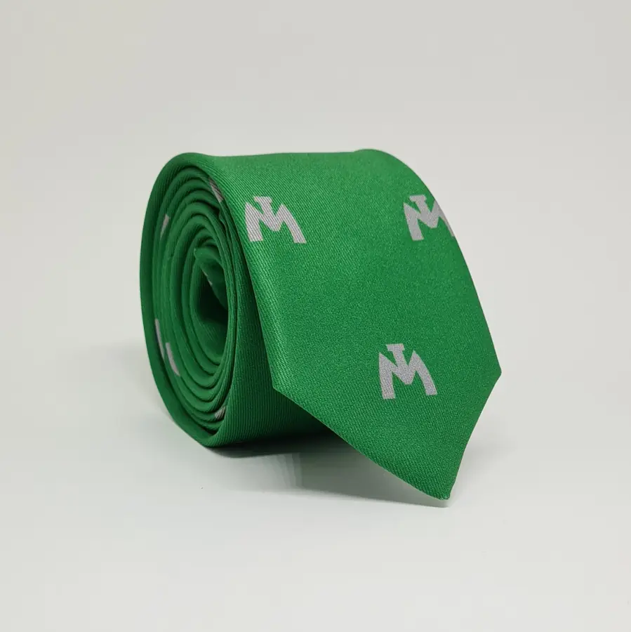 Gravata verde com logo estampado