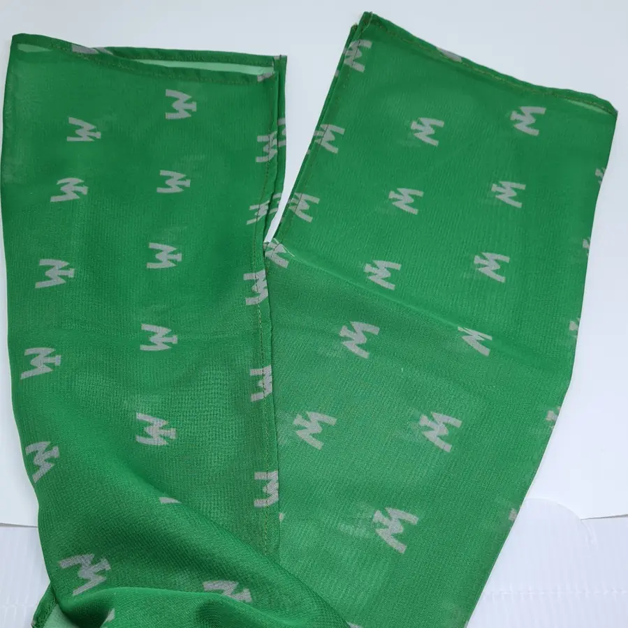 Lenço no mesmo tecido e com o mesmo logo da gravata